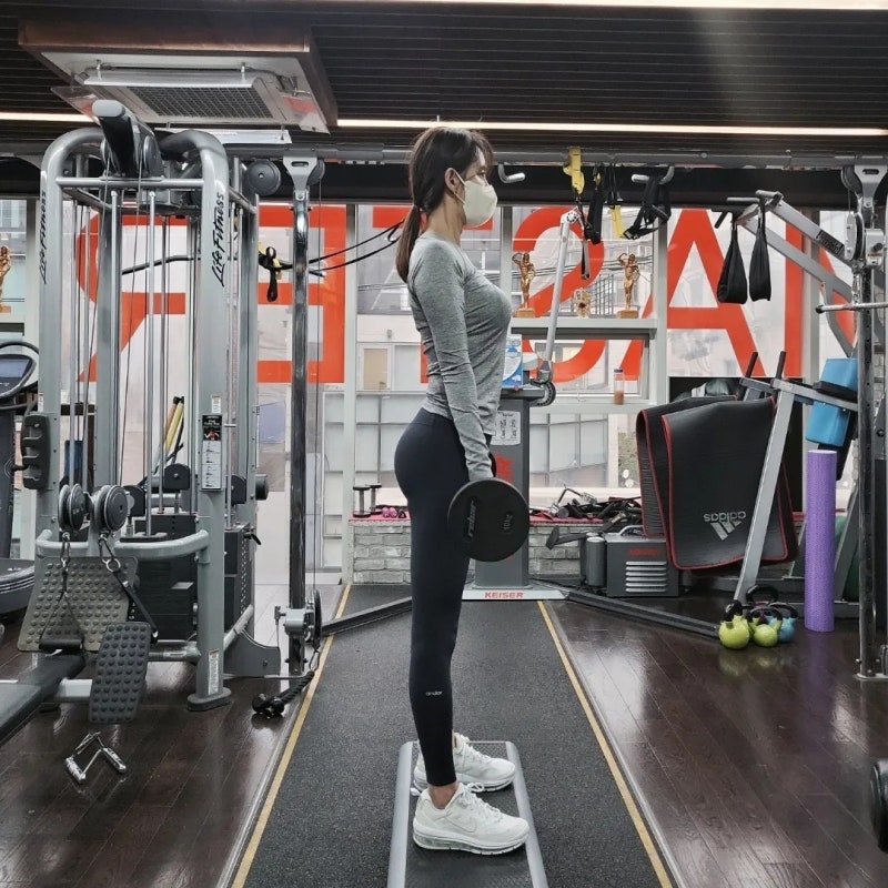 It’s just a comment on TV, but she looks so young she could be mistaken for a daughter or sister... Here is how a Miss Korea actress chooses bottoms to make her legs look longer!