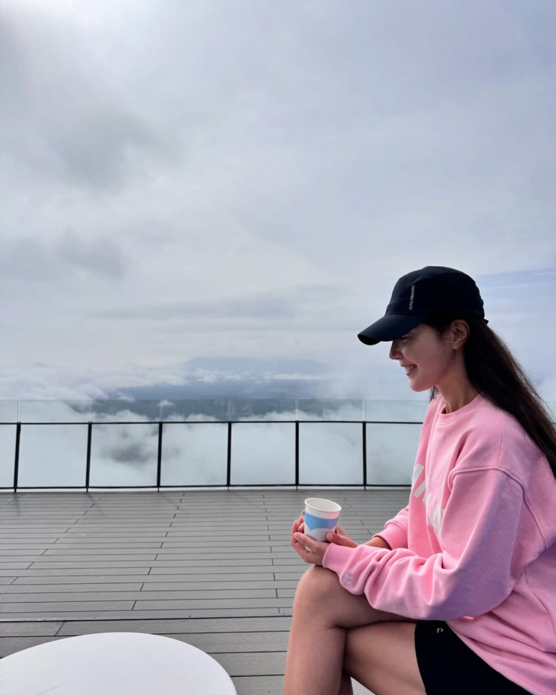 The daily look shown by the spirited actress who even underwent surgery for a serious fracture after her shoe got caught in a manhole while traveling!