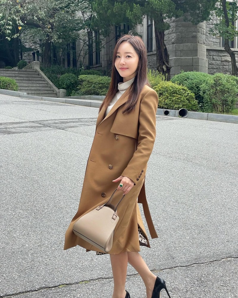 The daily look shown by the spirited actress who even underwent surgery for a serious fracture after her shoe got caught in a manhole while traveling!