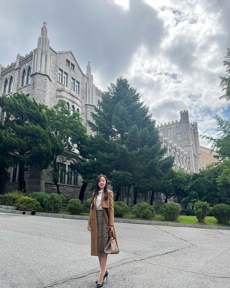 The daily look shown by the spirited actress who even underwent surgery for a serious fracture after her shoe got caught in a manhole while traveling!