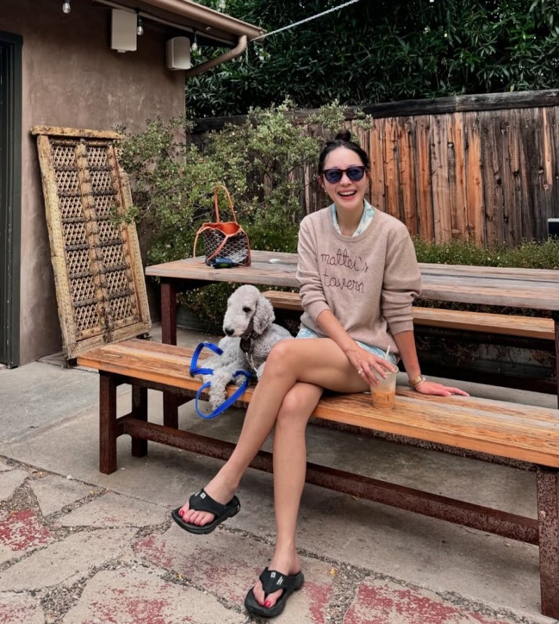 The daily look shown by the spirited actress who even underwent surgery for a serious fracture after her shoe got caught in a manhole while traveling!