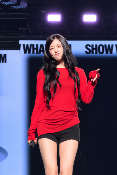Enough To Make Otakus Lose Their Minds..❤️ Yujin Showing Off Her Long Legs In A Red Sweater, The Instagram Casual Look That Screams Girlfriend Material👓