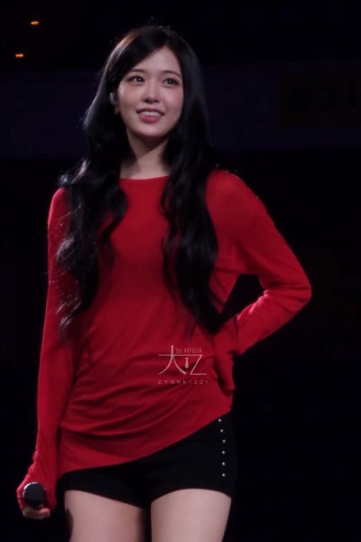 Enough To Make Otakus Lose Their Minds..❤️ Yujin Showing Off Her Long Legs In A Red Sweater, The Instagram Casual Look That Screams Girlfriend Material👓