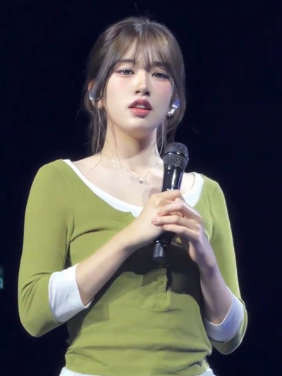 Enough To Make Otakus Lose Their Minds..❤️ Yujin Showing Off Her Long Legs In A Red Sweater, The Instagram Casual Look That Screams Girlfriend Material👓