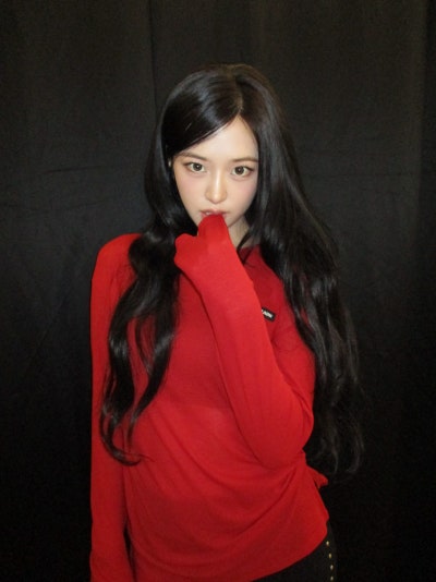 Enough To Make Otakus Lose Their Minds..❤️ Yujin Showing Off Her Long Legs In A Red Sweater, The Instagram Casual Look That Screams Girlfriend Material👓