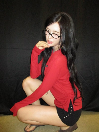 Enough To Make Otakus Lose Their Minds..❤️ Yujin Showing Off Her Long Legs In A Red Sweater, The Instagram Casual Look That Screams Girlfriend Material👓