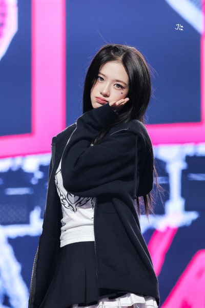 Enough To Make Otakus Lose Their Minds..❤️ Yujin Showing Off Her Long Legs In A Red Sweater, The Instagram Casual Look That Screams Girlfriend Material👓