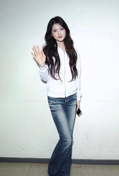 She used to wear the same clothes every day...๐ But finally, Eina, who is turning twenty soon, has escaped being a one-outfit monkey and absolutely nailed the boyfriend look with her airport fashion featuring a blouson๐ค