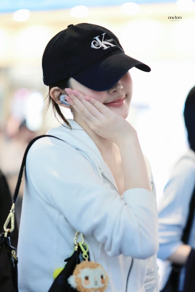She used to wear the same clothes every day...๐ But finally, Eina, who is turning twenty soon, has escaped being a one-outfit monkey and absolutely nailed the boyfriend look with her airport fashion featuring a blouson๐ค