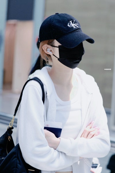 She used to wear the same clothes every day...๐ But finally, Eina, who is turning twenty soon, has escaped being a one-outfit monkey and absolutely nailed the boyfriend look with her airport fashion featuring a blouson๐ค