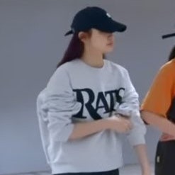 She used to wear the same clothes every day...๐ But finally, Eina, who is turning twenty soon, has escaped being a one-outfit monkey and absolutely nailed the boyfriend look with her airport fashion featuring a blouson๐ค