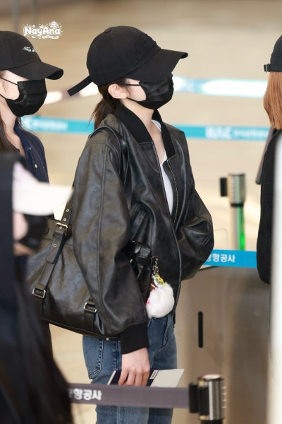 She used to wear the same clothes every day...๐ But finally, Eina, who is turning twenty soon, has escaped being a one-outfit monkey and absolutely nailed the boyfriend look with her airport fashion featuring a blouson๐ค