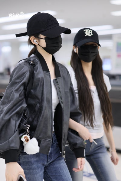 She used to wear the same clothes every day...๐ But finally, Eina, who is turning twenty soon, has escaped being a one-outfit monkey and absolutely nailed the boyfriend look with her airport fashion featuring a blouson๐ค