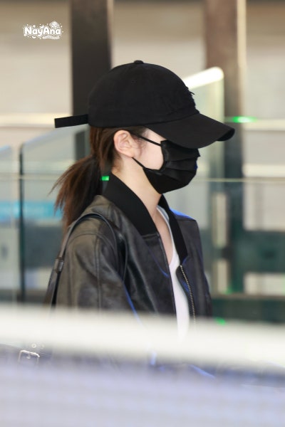 She used to wear the same clothes every day...๐ But finally, Eina, who is turning twenty soon, has escaped being a one-outfit monkey and absolutely nailed the boyfriend look with her airport fashion featuring a blouson๐ค