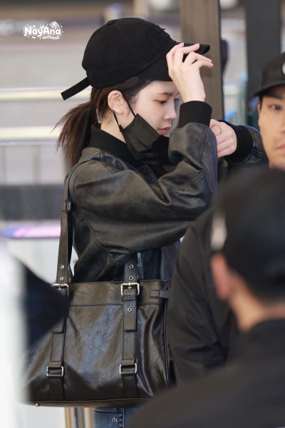 She used to wear the same clothes every day...๐ But finally, Eina, who is turning twenty soon, has escaped being a one-outfit monkey and absolutely nailed the boyfriend look with her airport fashion featuring a blouson๐ค