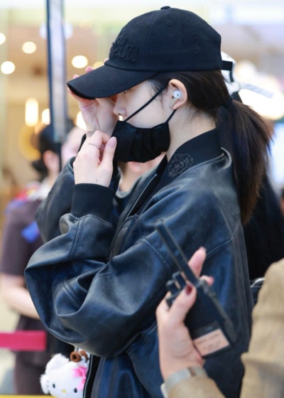 She used to wear the same clothes every day...๐ But finally, Eina, who is turning twenty soon, has escaped being a one-outfit monkey and absolutely nailed the boyfriend look with her airport fashion featuring a blouson๐ค