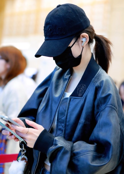 She used to wear the same clothes every day...๐ But finally, Eina, who is turning twenty soon, has escaped being a one-outfit monkey and absolutely nailed the boyfriend look with her airport fashion featuring a blouson๐ค