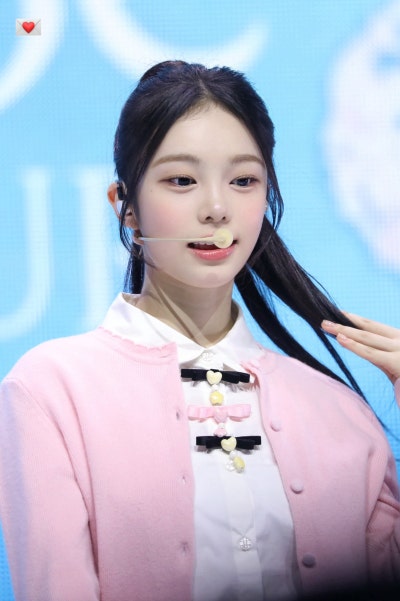 "I really want to grow up slowly..๐ฉท" The fresh fan signing visuals of Ian, the magnesium-deficient girl who recently perfectly recreated her peak visuals from her early debut days๐