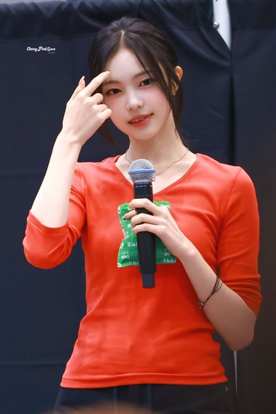 "I really want to grow up slowly..๐ฉท" The fresh fan signing visuals of Ian, the magnesium-deficient girl who recently perfectly recreated her peak visuals from her early debut days๐