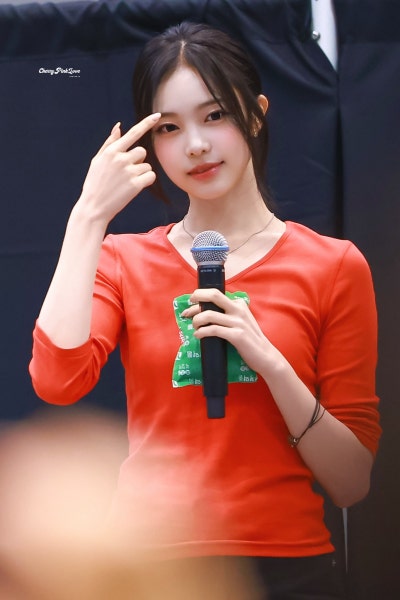 "I really want to grow up slowly..๐ฉท" The fresh fan signing visuals of Ian, the magnesium-deficient girl who recently perfectly recreated her peak visuals from her early debut days๐