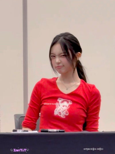 "I really want to grow up slowly..๐ฉท" The fresh fan signing visuals of Ian, the magnesium-deficient girl who recently perfectly recreated her peak visuals from her early debut days๐