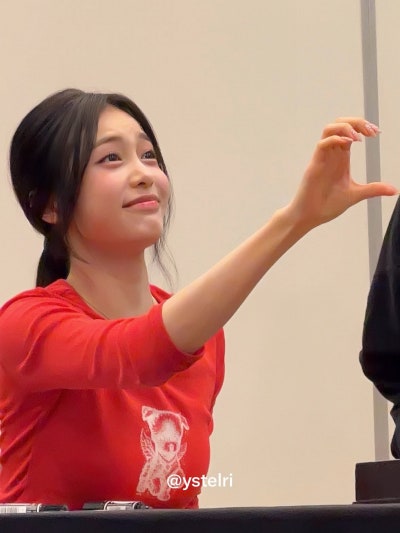 "I really want to grow up slowly..๐ฉท" The fresh fan signing visuals of Ian, the magnesium-deficient girl who recently perfectly recreated her peak visuals from her early debut days๐