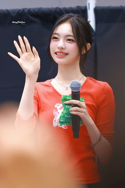 "I really want to grow up slowly..๐ฉท" The fresh fan signing visuals of Ian, the magnesium-deficient girl who recently perfectly recreated her peak visuals from her early debut days๐