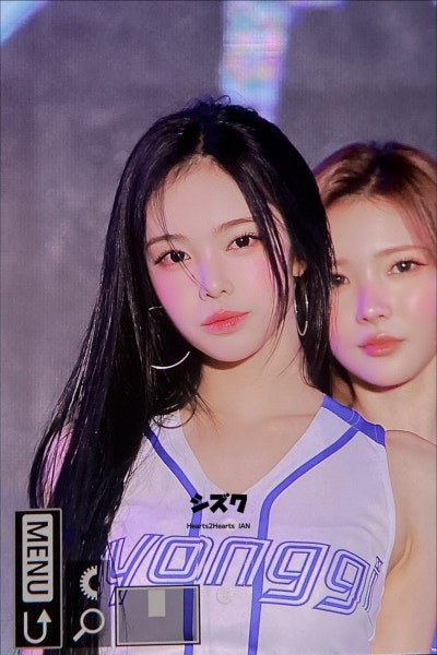 "I really want to grow up slowly..๐ฉท" The fresh fan signing visuals of Ian, the magnesium-deficient girl who recently perfectly recreated her peak visuals from her early debut days๐