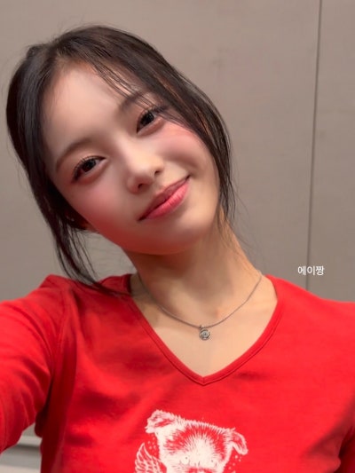 "I really want to grow up slowly..๐ฉท" The fresh fan signing visuals of Ian, the magnesium-deficient girl who recently perfectly recreated her peak visuals from her early debut days๐
