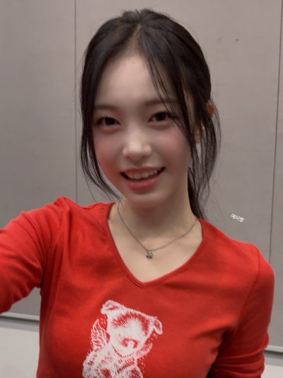 "I really want to grow up slowly..๐ฉท" The fresh fan signing visuals of Ian, the magnesium-deficient girl who recently perfectly recreated her peak visuals from her early debut days๐
