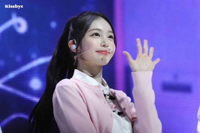 "I really want to grow up slowly..๐ฉท" The fresh fan signing visuals of Ian, the magnesium-deficient girl who recently perfectly recreated her peak visuals from her early debut days๐