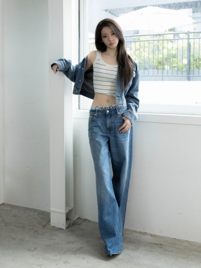 Seriously, the super-beautiful rookie actress award that was stolen by the idol world ๐ค, 19-year-old Laura ascended to the status of an autumn goddess with just a trench coat in her airport fashion ๐
