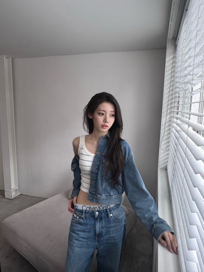Seriously, the super-beautiful rookie actress award that was stolen by the idol world ๐ค, 19-year-old Laura ascended to the status of an autumn goddess with just a trench coat in her airport fashion ๐