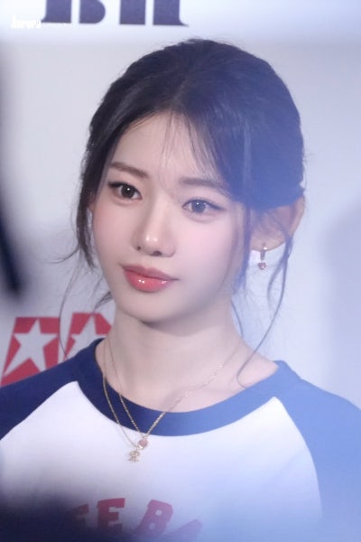 Seriously, the super-beautiful rookie actress award that was stolen by the idol world ๐ค, 19-year-old Laura ascended to the status of an autumn goddess with just a trench coat in her airport fashion ๐