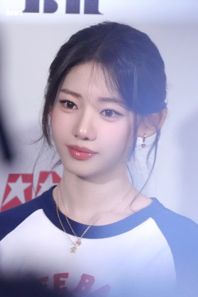 Seriously, the super-beautiful rookie actress award that was stolen by the idol world ๐ค, 19-year-old Laura ascended to the status of an autumn goddess with just a trench coat in her airport fashion ๐