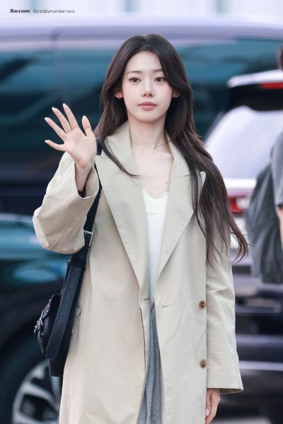 Seriously, the super-beautiful rookie actress award that was stolen by the idol world ๐ค, 19-year-old Laura ascended to the status of an autumn goddess with just a trench coat in her airport fashion ๐