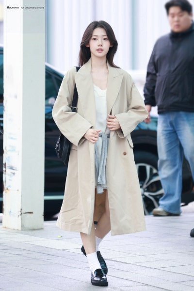 Seriously, the super-beautiful rookie actress award that was stolen by the idol world ๐ค, 19-year-old Laura ascended to the status of an autumn goddess with just a trench coat in her airport fashion ๐