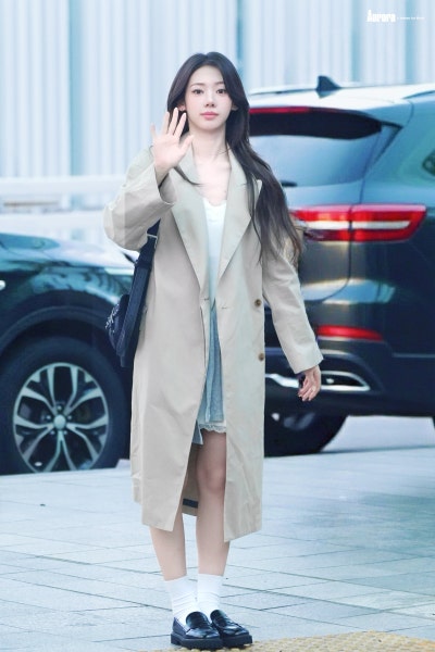 Seriously, the super-beautiful rookie actress award that was stolen by the idol world ๐ค, 19-year-old Laura ascended to the status of an autumn goddess with just a trench coat in her airport fashion ๐