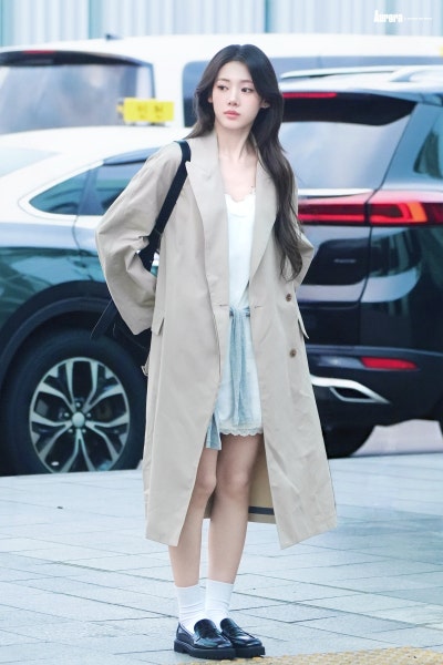 Seriously, the super-beautiful rookie actress award that was stolen by the idol world ๐ค, 19-year-old Laura ascended to the status of an autumn goddess with just a trench coat in her airport fashion ๐