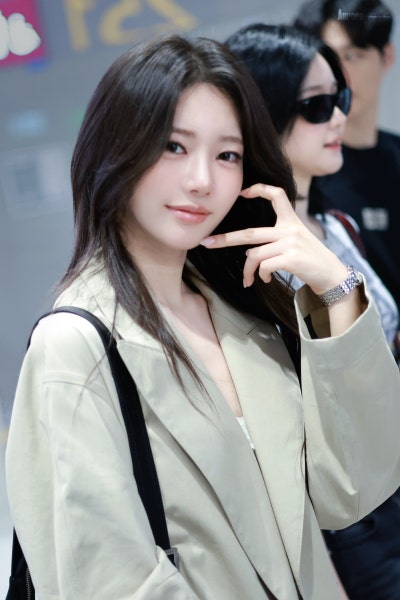 Seriously, the super-beautiful rookie actress award that was stolen by the idol world ๐ค, 19-year-old Laura ascended to the status of an autumn goddess with just a trench coat in her airport fashion ๐