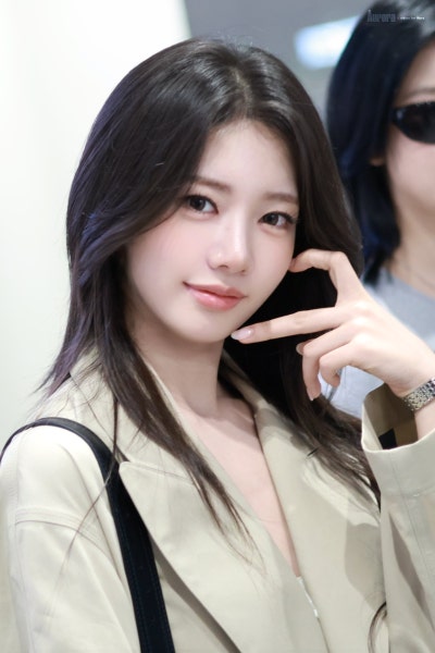 Seriously, the super-beautiful rookie actress award that was stolen by the idol world ๐ค, 19-year-old Laura ascended to the status of an autumn goddess with just a trench coat in her airport fashion ๐