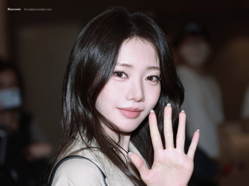Seriously, the super-beautiful rookie actress award that was stolen by the idol world ๐ค, 19-year-old Laura ascended to the status of an autumn goddess with just a trench coat in her airport fashion ๐