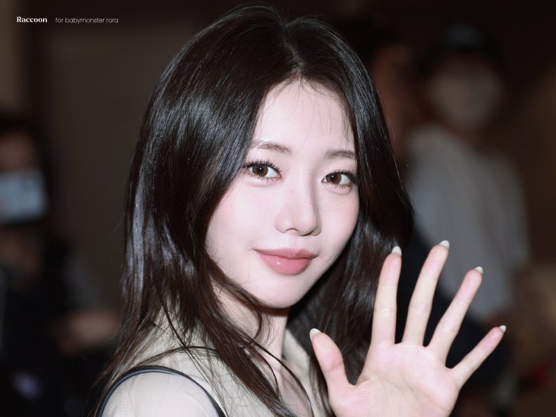 Seriously, the super-beautiful rookie actress award that was stolen by the idol world ๐ค, 19-year-old Laura ascended to the status of an autumn goddess with just a trench coat in her airport fashion ๐