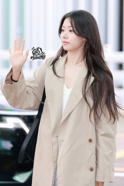 Seriously, the super-beautiful rookie actress award that was stolen by the idol world ๐ค, 19-year-old Laura ascended to the status of an autumn goddess with just a trench coat in her airport fashion ๐