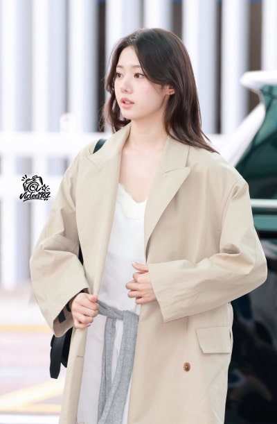 Seriously, the super-beautiful rookie actress award that was stolen by the idol world ๐ค, 19-year-old Laura ascended to the status of an autumn goddess with just a trench coat in her airport fashion ๐