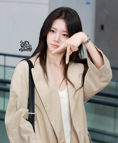 Seriously, the super-beautiful rookie actress award that was stolen by the idol world ๐ค, 19-year-old Laura ascended to the status of an autumn goddess with just a trench coat in her airport fashion ๐