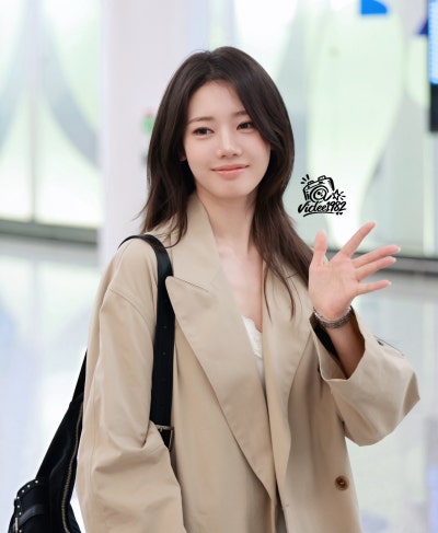 Seriously, the super-beautiful rookie actress award that was stolen by the idol world ๐ค, 19-year-old Laura ascended to the status of an autumn goddess with just a trench coat in her airport fashion ๐