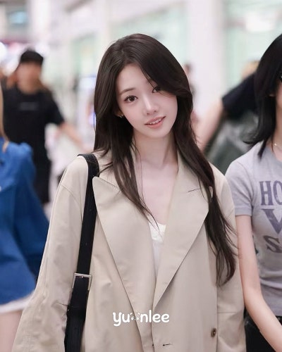 Seriously, the super-beautiful rookie actress award that was stolen by the idol world ๐ค, 19-year-old Laura ascended to the status of an autumn goddess with just a trench coat in her airport fashion ๐