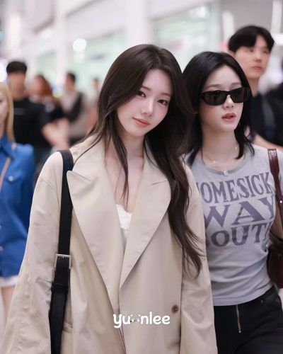 Seriously, the super-beautiful rookie actress award that was stolen by the idol world ๐ค, 19-year-old Laura ascended to the status of an autumn goddess with just a trench coat in her airport fashion ๐