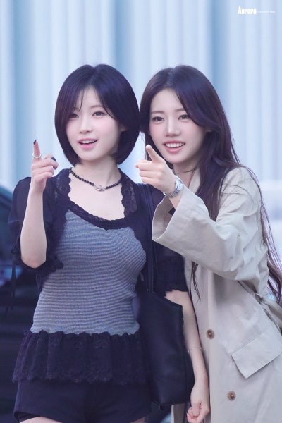 Seriously, the super-beautiful rookie actress award that was stolen by the idol world ๐ค, 19-year-old Laura ascended to the status of an autumn goddess with just a trench coat in her airport fashion ๐